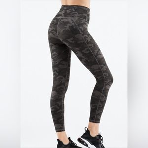 Fabletics Mid-Rise Printed PowerHold® Legging Charcoal Grey Size XS | 7/8